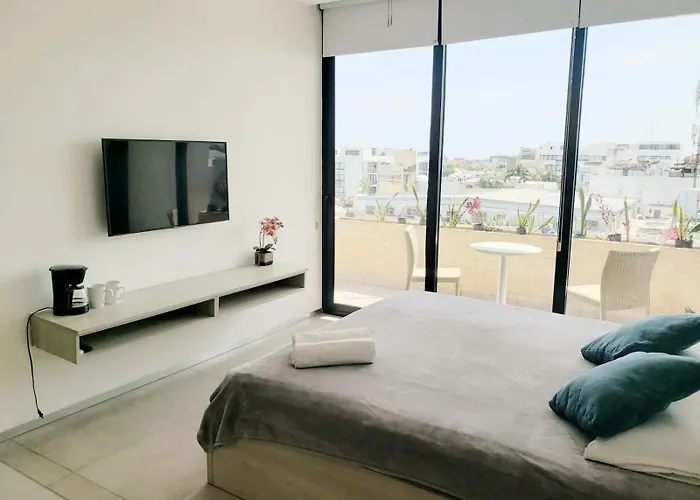 Aura With Balcony, Pool, Gym & Sauna Aparthotel